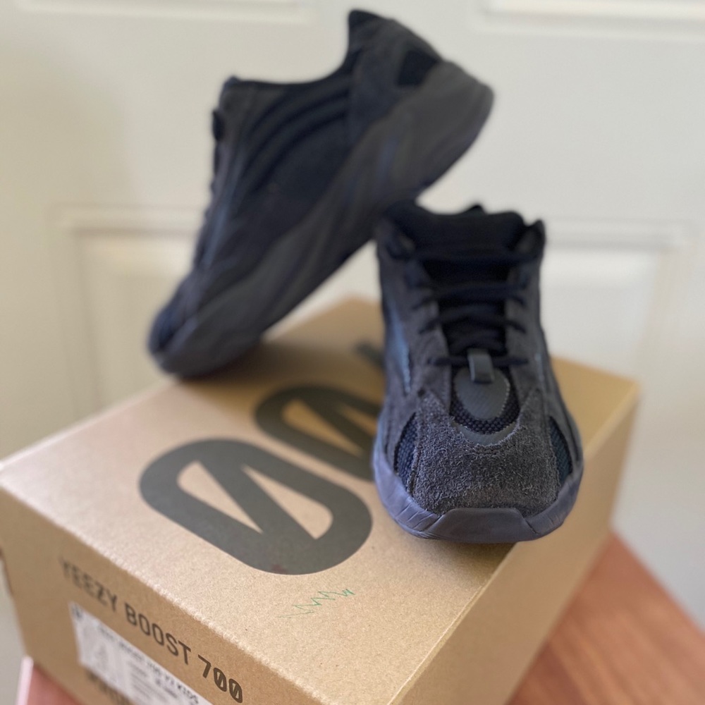 Yeezy 700 kids vanta size 2.5